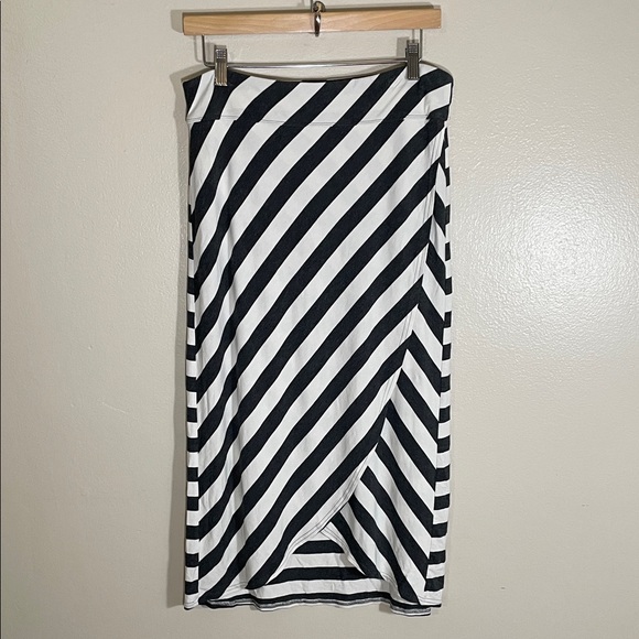 EUC Athleta Diagonal Striped  Skirt - Grey and White - Picture 1 of 6